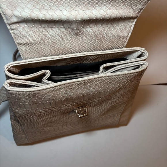 Chic Beige Textured Backpack - Picture 5 of 6
